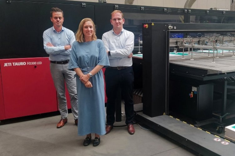 F.l.t.r. at the fully automatic Jeti Tauro H3300 LED: Agfa Sales Manager Inkjet Niko Dheedene, Creapack CEO Jessica Lefevere and COO Kris Debosschere