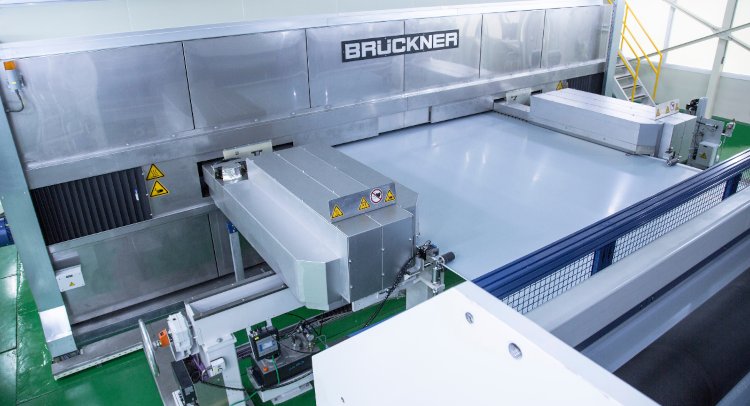 Crece la demanda de instalaciones de estiramiento de láminas para fabricar láminas de orientación biaxial de poliamida. (Imagen: Brückner Maschinenbau)