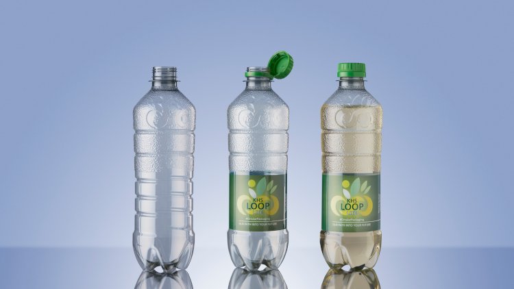 El cuerpo de la botella de escaso peso desarrollado por KHS está fabricado al 100 % con rPET y lleva un revestimiento interior de vidrio muy fino. © Frank Reinhold