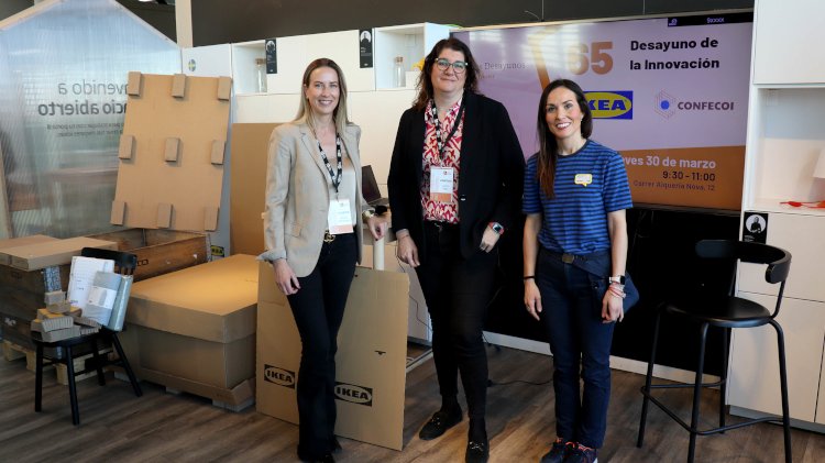 De izquierda a derecha: Amaya Fern&aacute;ndez, presidenta del Cluster de Innovaci&oacute;n en Envase y Embalaje; Laura Sanz de Siria, secretaria general de Confecoi; y Mari&aacute;n Garrigues, Customer Fulfilment Manager de IKEA.