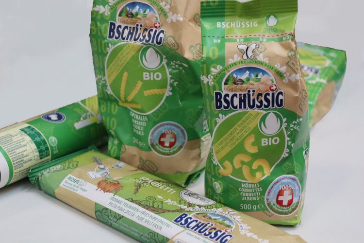 En la línea de envasado verde del fabricante suizo Bschüssig, los fideos se envasan en papel barrera impreso con tecnología de tóner TITON. (Fuente: pack.consult)