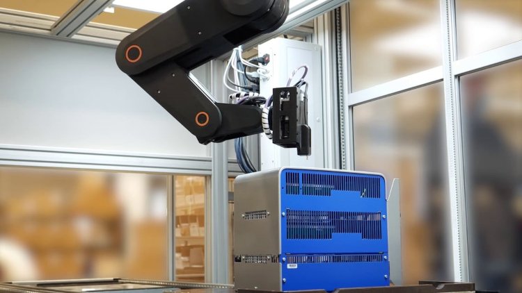 La empresa Benning confía en el versátil y económico robot robolink de igus para realizar tareas de inspección exigentes