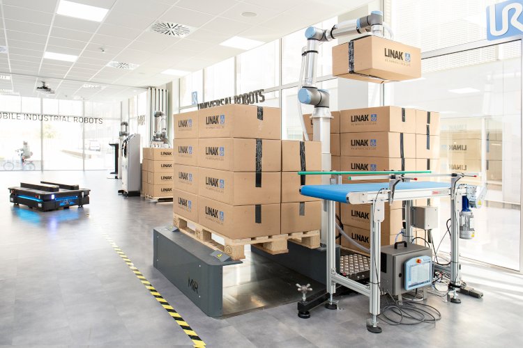 LINAK y Universal Robots elevan el paletizado con cobots hasta los 2,5 metros