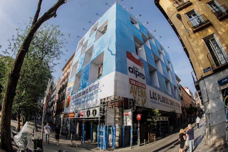 Alpro instala la primera lona que no tapa el sol a las plantas de los balcones