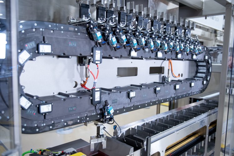 Rotzinger desarrolla una m&aacute;quina de embalaje adaptativo innovadora gracias a una soluci&oacute;n con IO-Link Wireless de CoreTigo