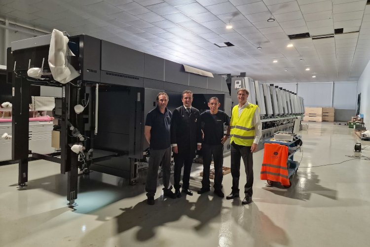Juan Manuel del Paso y Jos&eacute; Vidal, t&eacute;cnicos de HEIDELBERG Spain, con Roberto L&oacute;pez, COO de Salinas y Gunnar Vogt, CEO de HEIDELBERG Spain en la instalaci&oacute;n de la XL106-8