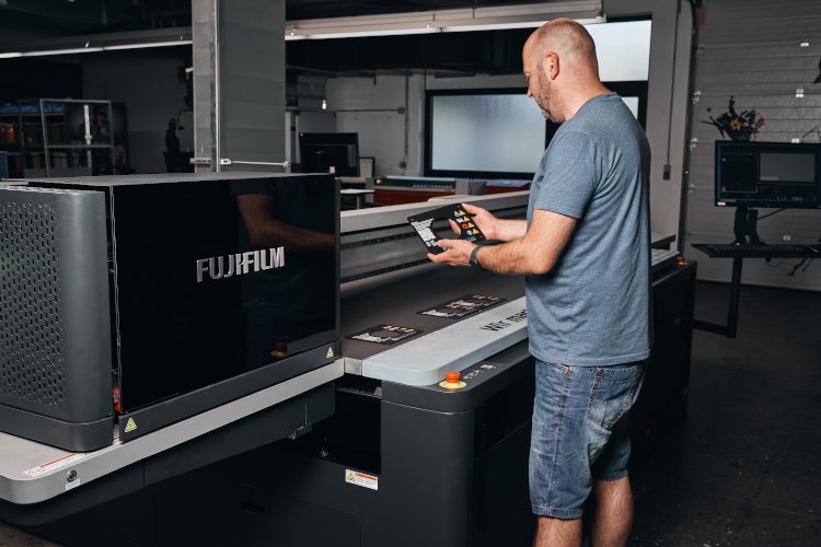 Künkler Industrieschilder GmbH potencia la transformación digital para la producción de rótulos con la inversión en Acuity Prime 30