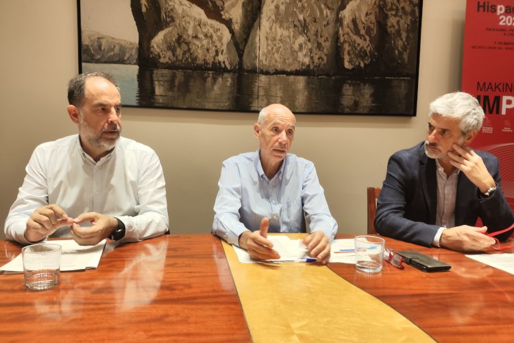 De izquierda a derecha: Jordi Bernabeu, presidente del comité organizador de Hispack 2024; Xavier Pascual, director de Hispack; y Ignasi Cusi, director y secretario general en Graphispack