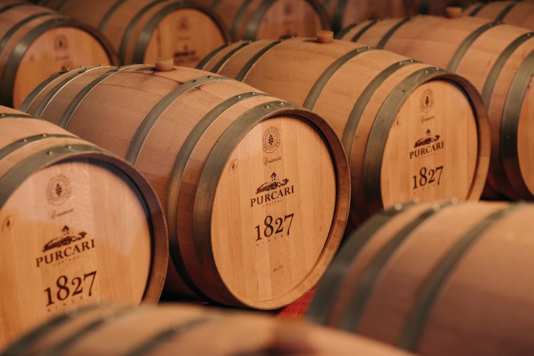 Tras su elaboración, los vinos Purcari pasan por un proceso de maduración en barricas de roble francés de 18 meses antes de ser envasados en las botellas Vetropack especialmente designadas.