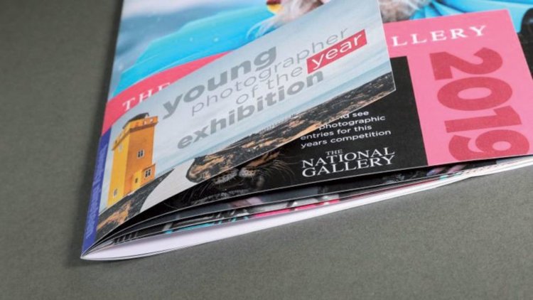 Cinco maneras en las que un confeccionador de revistas y folletos ayuda a ahorrar en costes