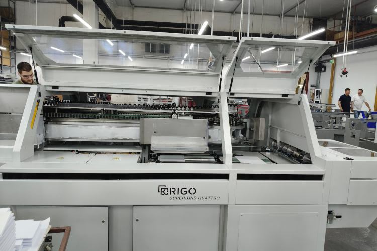 RIGO lanza su nueva encuadernadora de 4 mordazas y refuerza su liderazgo en encuadernadoras EVA y PUR