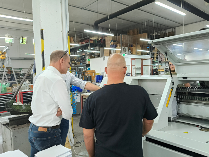 RIGO lanza su nueva encuadernadora de 4 mordazas y refuerza su liderazgo en encuadernadoras EVA y PUR