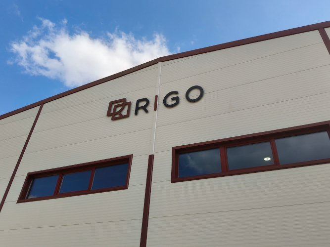 RIGO lanza su nueva encuadernadora de 4 mordazas y refuerza su liderazgo en encuadernadoras EVA y PUR