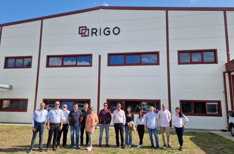 RIGO lanza su nueva encuadernadora de 4 mordazas y refuerza su liderazgo en encuadernadoras EVA y PUR