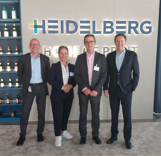 HEIDELBERG acuerda una alianza estat&eacute;gica con el especialista en defensa VINCORION: Klaus Braun, Director de Negocios para Clientes Industriales de HEIDELBERG; Ina M&ouml;lln, Vicepresidenta de Adquisiciones de VINCORION; Kajetan von Mentzingen, CEO de VINCORION; y J&uuml;rgen Otto, CEO de HEIDELBERG (de izquierda a derecha).
