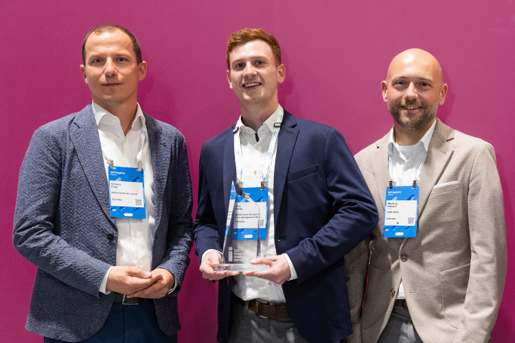 De Izquierda a Derecha: Ortwin Frille (Empleado de Gestión de Procesos Mewa), Eric Rissler (Gestor de Proyectos de Aplicaciones Mewa), Markus Horvath (Sybit GmbH). © SAP.
