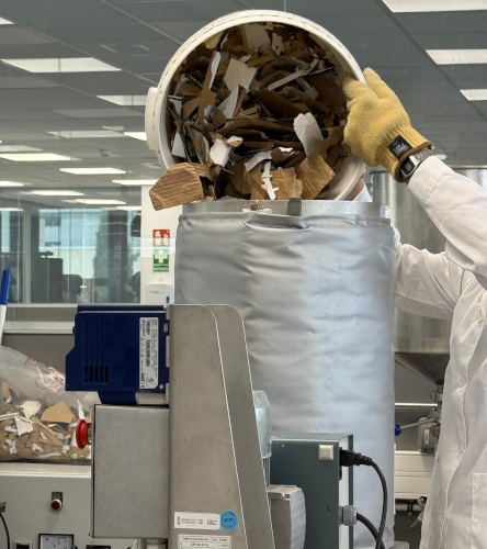 Introducción de residuos celulósicos en el pulper piloto. Fuente: ITENE.