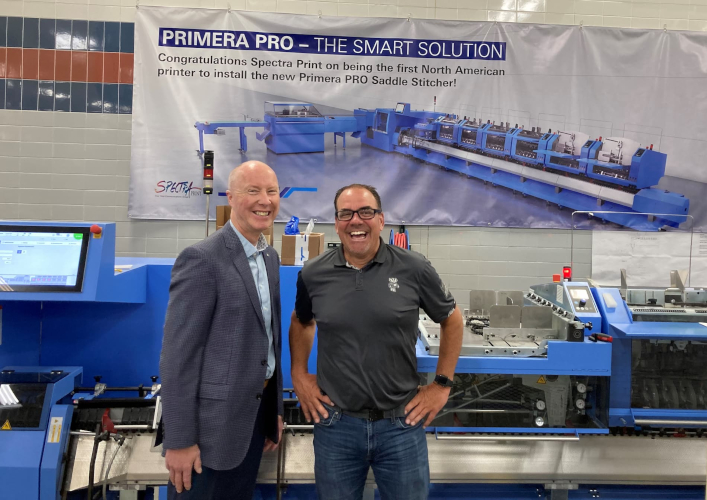 Hans Hofmeister (derecha), vicepresidente ejecutivo de Spectra Print, tiene motivos de sobra para sonre&iacute;r: &laquo;La Primera PRO nos ha permitido conseguir m&aacute;s trabajos&raquo;. Izquierda: Eric Olsen, director de ventas de M&uuml;ller Martini Norteam&eacute;rica.