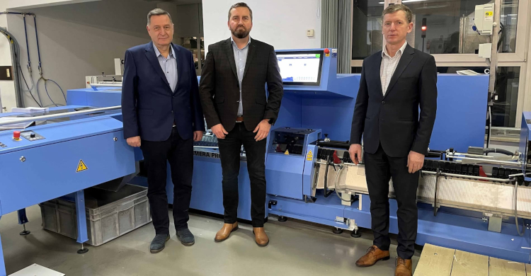 De derecha a izquierda: Marek Siwkowski (director de producci&oacute;n de Gofin), Mariusz Mitura (director de servicio de M&uuml;ller Martini para Europa del Este) y Jacek Kobylinski (director de ventas de M&uuml;ller Martini para Europa del Este) frente a la grapadora Primera PRO en Gofin.