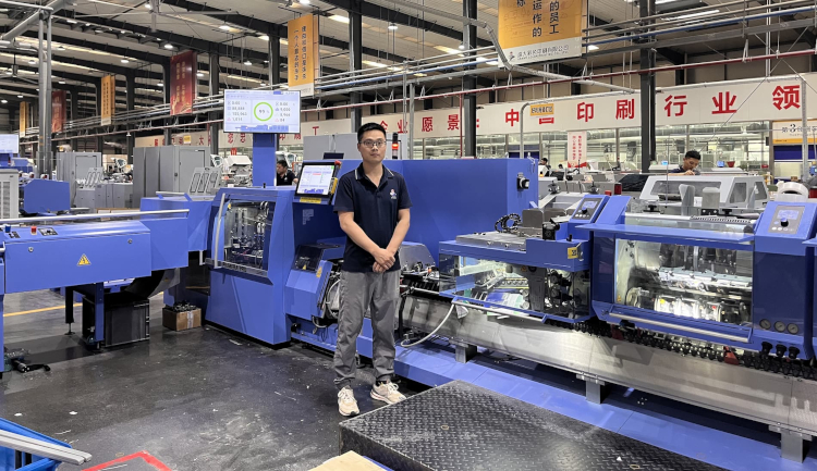 Dos nuevas grapadoras Primera PRO producen con la m&aacute;xima satisfacci&oacute;n en Shengda Printing, en Yongcheng, China. En la imagen: el operador de la m&aacute;quina Silong Gao.