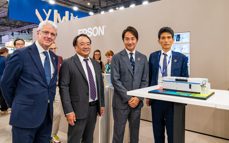 Tadashi Matsuguchi, presidente de OSP Group, Takanori Inaho, presidente de Epson Europe; Duncan Ferguson, vicepresidente Commercial & Industrial Printing de Epson Europe