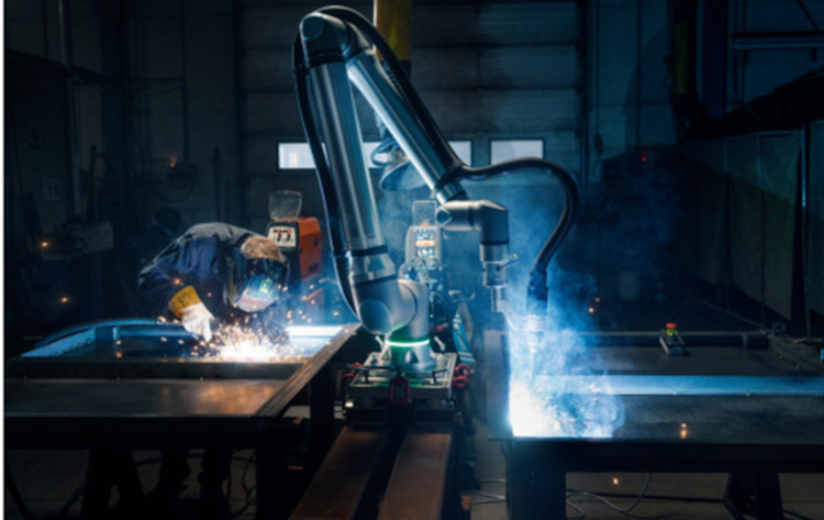 Universal Robots (UR), compañía líder en robótica colaborativa a escala mundial, ha presentado en la feria FABTECH de Chicago (EE. UU.) a un nuevo miembro de su portfolio de cobots: el UR8 Long. El cobot, que se mostrará por primera vez en España durante el Advanced Manufacturing Madrid el 5 y 6 de noviembre, ya está disponible para pedidos y empezará a llegar a las fábricas en octubre. Con el mismo alcance de 1750 mm que el popular UR20 y un perfil significativamente más delgado, el UR8 Long combina alcance, estabilidad y precisión en un diseño resistente, compacto y liviano, con una carga útil de 8 kg. Estas características lo hacen ideal para configuraciones con limitaciones de espacio y tareas industriales, desde soldaduras complejas hasta el picking preciso de contenedores termoformados y las inspecciones flexibles en varios puntos. "El UR8 Long es un brazo robótico inteligente que puede llegar más lejos y hacer más que nunca. Está diseñado para ayudar a las personas y las empresas a trabajar más rápido, de manera más segura y con menos esfuerzo físico", dice Jean Pierre Hathout, Presidente de Universal Robots."Este robot facilita el trabajo en tareas repetitivas o extenuantes como levantar, mover o manipular. Su mayor alcance hace que pueda cubrir más espacio, y sus funciones avanzadas ofrecen nuevas formas de automatizar el trabajo que solía hacerse manualmente”. El UR8 Long funciona tanto con PolyScope 5 como con PolyScope X, la plataforma de software líder en la industria de Universal Robots, y se puede ampliar con MotionPlus, la nueva tecnología avanzada de control de movimiento de la compañía que permite una fácil integración con ejes lineales, posicionadores giratorios y plataformas giratorias para un control preciso, trayectorias más suaves y una precisión constante. Gracias a la opción mejorada de movimiento libre (freedrive), los usuarios pueden guiar manualmente el brazo con precisión y de forma sencilla, lo que hace que la programación sea más intuitiva y la configuración, más rápida y ergonómica, incluso en piezas complejas. Todo ello sin necesidad de interfaces por capas ni herramientas externas. El cuerpo del UR8 Long, un 30% más liviano que el del UR20, y el diseño compacto de su muñeca también lo hacen idóneo para su montaje en pórticos, rieles o sistemas elevados, donde los ejes externos pueden funcionar de manera más eficiente. Con su largo alcance, un control de movimiento avanzado y un nivel de precisión y repetibilidad estelar, UR8 Long es óptimo para la soldadura. "El UR8 Long ofrece una experiencia de enseñanza más fácil que los robots de soldadura tradicionales, una mejor calidad que la soldadura manual y menos retrabajo, lo que ahorra tiempo y dinero", señala Will Healy III, Global Industry Manager for Fabricated Metals en Teradyne Robotics. "Partiendo de los comentarios de fabricantes de todo el mundo, hemos diseñado el UR8 Long teniendo en cuenta el proceso de soldadura colaborativa, aumentando la productividad y ayudando a los líderes a atraer nuevo talento, que a menudo está más motivado por operar un robot que por hacer soldaduras manuales repetitivas”. Los asistentes a FABTECH experimentaron de primera mano estos beneficios para la soldadura a lo largo de varios stands de partners de UR que exhibieron el UR8 Long, entre ellos THG Automation, Hirebotics y Vectis Automation. "Las prestaciones mejoradas del UR8 Long hacen posible la expansión hacia nuevas aplicaciones de soldadura y corte por plasma; todo sin sacrificar la seguridad ni la colaboración hombre-máquina", apunta Marcus Yakawich, Product Manager en Vectis Automation."Esperamos con ganas poder compartir estas ventajas de alto impacto con nuestros clientes”. En el stand B13045 de UR en FABTECH, el UR8 Long exhibió un mayor alcance en el vaciado completo de contenedores termoformados, comúnmente utilizados en aplicaciones industriales, de automoción, metalurgia y plásticos. El mayor alcance del nuevo robot, sumado a la brida compacta de herramienta de final de brazo y a las rápidas articulaciones de la muñeca, permitirán más posiciones de recogida y que el robot llegue a las esquinas de los contenedores con facilidad. Estas características tienen una alta demanda en industrias como la automotriz, donde el UR8 Long se integrará a la perfección en celdas con limitaciones de espacio y ofrecerá más recogidas por cada contenedor y flujos de trabajo más constantes. El diseño de las articulaciones ofrece tiempos de ciclo hasta un 30% más rápidos en comparación con las anteriores generaciones de cobots.