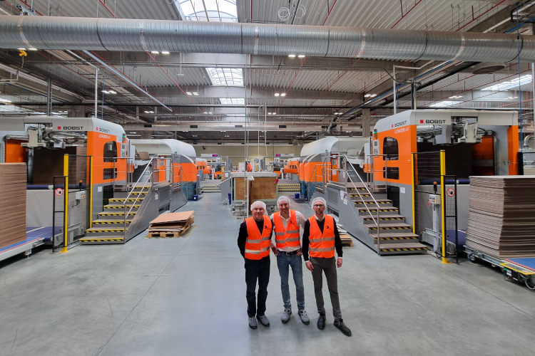 De izquierda a derecha: François Duboin (DS Smith), con Alexandre De Kalbermatten y Szymon Ochociński (BOBST), observan el impacto en el rendimiento de BOBST Connect en las instalaciones de DS Smith en Belchatow, Polonia