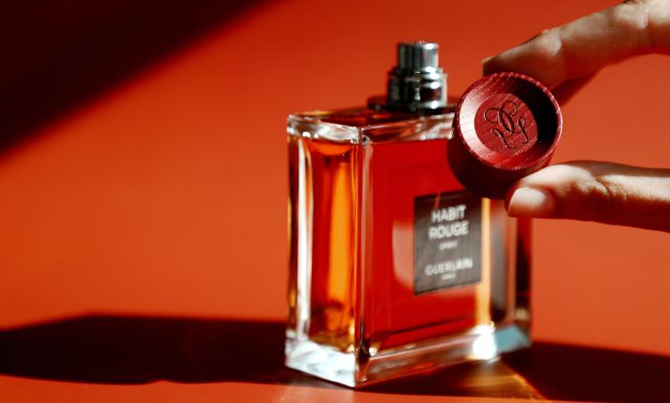 Quadpack desarrolla un tap&oacute;n de madera lujoso para Habit Rouge Spirit de Guerlain