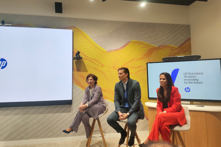 De izquierda a derecha: Helena Herrero, Presidenta de HP para el Sur y Este de Europa, Oriente Medio y África; Daniel Martinez, Director del Centro Internacional de HP Barcelona y presidente mundial de la división de Gran Formato de HP; Ines Bermejo, Directora General HP Iberia.