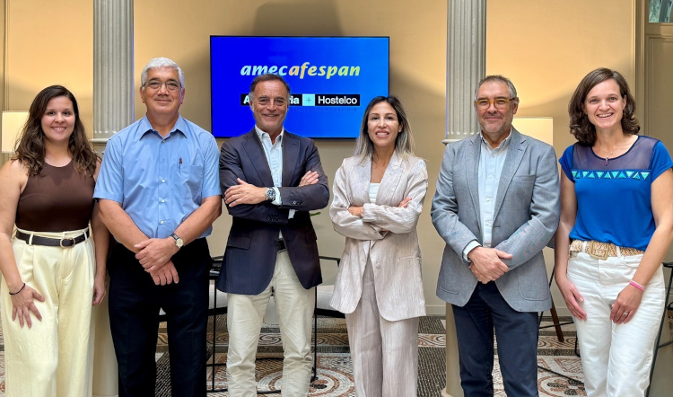 De izquierda a derecha: Esther de la Fuente, key account manager de amec alimentec, aefemac, afespan; Carlos Sebastià, presidente de Afespan; J.Antonio Valls, director general de Alimentaria Exhibitions; Céline Perez, directora de Hostelco; Joan Tristany, director general de amec y Elisabet Tomas, project manager de Hostelco.