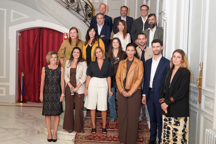 Premiados junto a los miembros de la Asociación de Latas de Bebidas