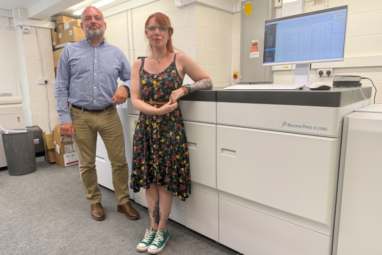 La agencia de impresión creativa con sede en el Reino Unido, Indigo Ross, invierte en la prensa Fujifilm Revoria EC2100S 5UPER COLOUR