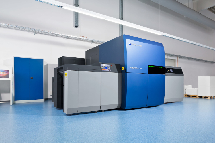 La incorporaci&oacute;n de la KM-1e de Konica Minolta impulsa un salto de calidad sin precedentes en los talleres de La Imprenta CG