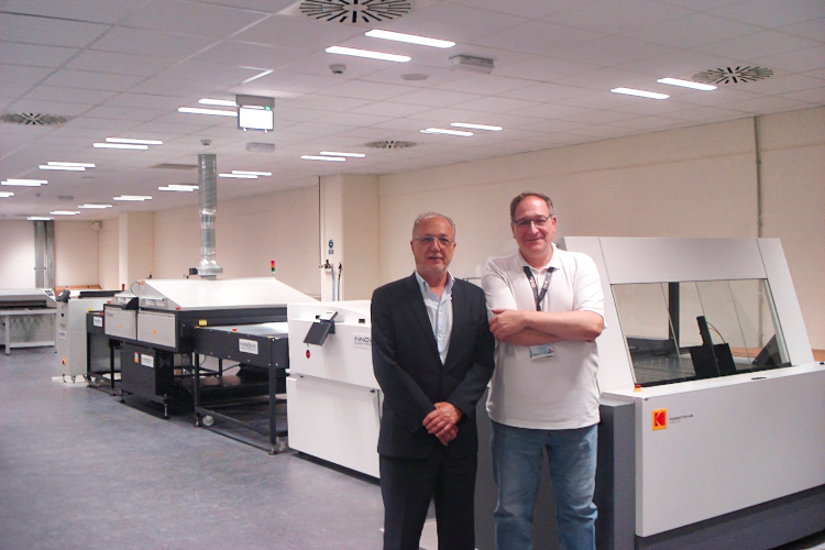 José Carlos Romanos, Especialista en Soluciones de Impresión, Kodak (izquierda), y el Director de Calidad, Laboratorio y Preimpresión de IMBISA en la línea CTP de Kodak