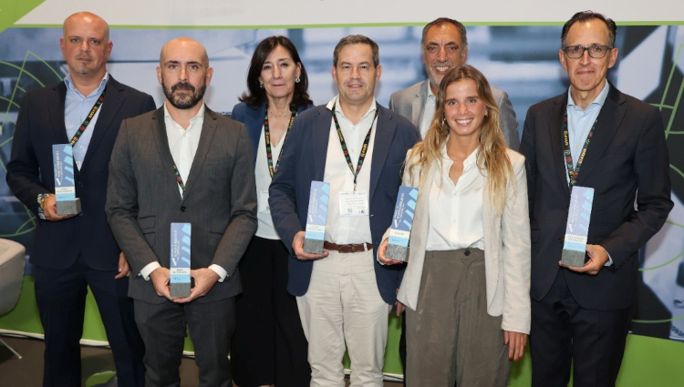 De izda. a dcha: Juan Carlos González, Jefe de Compras de Envases y Embalajes Grupo Ángel Camacho; Felipe González Campos, Responsable de Sostenibilidad y Medio Ambiente Grupo Félix Solís Avantis; Yolanda Arranz, Head of Procurement de Grupo Pernod Ricard; Javier Miguel Ariz Navarreta Procurement Expert MMPP & Value Engineering de Grupo Pernod Ricard; Luis Cardoso, Cooperate Supply Chain Director de Grupo BA Glass; Joana Pérez, Corporate Supply Chain de Grupo BA Glass; José María Carrasco, CEO de Cartonplast Ibérica.