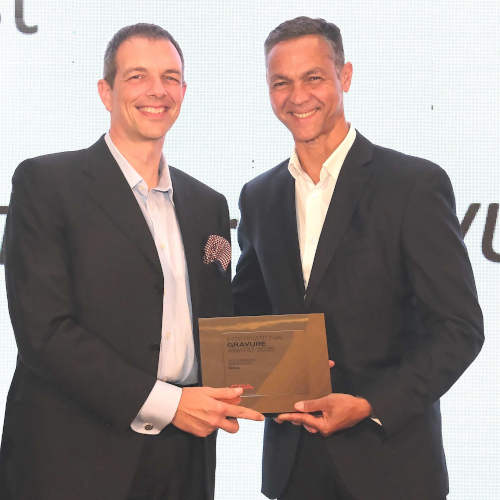 De izquierda a derecha: Entrega del premio: Davide Garavaglia, Director de las Líneas de Producto de Huecograbado, Recubrimiento al Vacío y Laminado de BOBST, Simon Sonn, Presidente de GRA