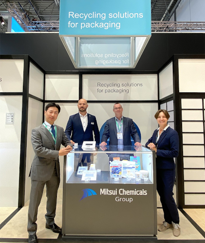 En la feria K 2025 de izquierda a derecha: Daisuke Suzuki, Director, Polyurethanes Coating Materials Department, Mitsui Chemicals, Willi Lindemann, Specialist Inline Coating, New Technologies, Br&uuml;ckner, Nick Copeland, R&D Director, Barrier solutions, BOBST, Anrika Heermant, Senior Specialist, Mitsui Chemicals Europe