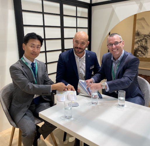 En la feria K 2025 de izquierda a derecha: Daisuke Suzuki, Director, Polyurethanes Coating Materials Department, Mitsui Chemicals, Willi Lindemann, Specialist Inline Coating, New Technologies, Br&uuml;ckner, Nick Copeland, R&D Director, Barrier solutions, BOBST