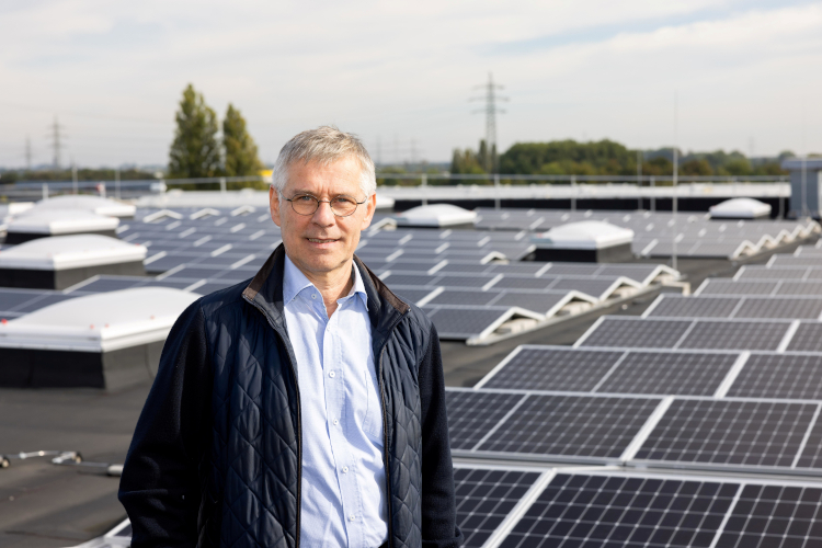 Bernd Molitor, presidente de MaGeno-Solar eG, se muestra satisfecho de que la cooperativa de empleados de KHS haya recibido el galard&oacute;n GenoAward en la categor&iacute;a de &ldquo;Mejor nueva iniciativa&rdquo;.