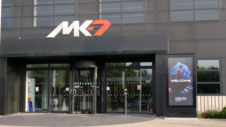 Oracle Red Bull Racing potencia sus comunicaciones digitales en su sede central mundial con llamativas instalaciones LED para exteriores de Philips