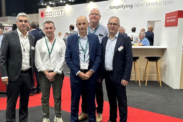 De izquierda a derecha: Jordi Giralt, director de ventas de tecnología de PL Label BOBST; Carlos Coll Lloveras, director de la división de etiquetas del Grupo PRINTEOS; Dominique Lefrançois, director general de PRINTEOS Francia; Olivier Lottin, director general de SBE; Stéphane Vrignon, director comercial de zona de PL Label BOBST.