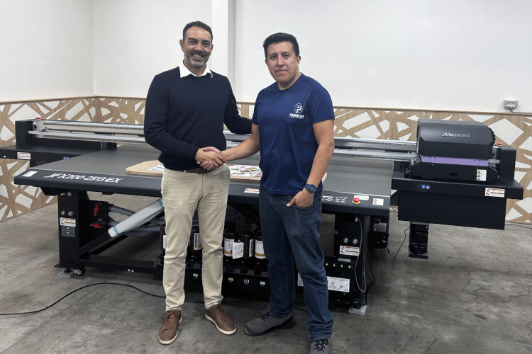 De izquierda a derecha: Daniel Alvarez, t&eacute;cnico de Digidelta Espa&ntilde;a; Diego Ayala, jefe del departamento de Impresi&oacute;n de Dise&ntilde;os Met&aacute;licos Ferrum; y Satoshi Nakajima, t&eacute;cnico de Mimaki Europa. El equipo colabor&oacute; en la primera instalaci&oacute;n combinada en Iberia de una impresora plana UV JFX200-2513EX y una mesa de corte CFX-2513 como soluci&oacute;n en l&iacute;nea en Dise&ntilde;os Met&aacute;licos Ferrum.