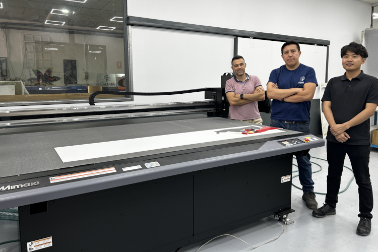 De izquierda a derecha: Eleuterio Silva, representante de Digidelta Andaluc&iacute;a, distribuidor de Mimaki en Iberia, y Diego Ayala, jefe del departamento de Impresi&oacute;n de Dise&ntilde;os Met&aacute;licos Ferrum.