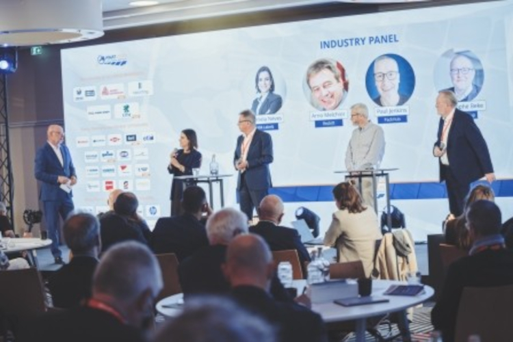 Informe de FINAT: Etiquetas del Futuro: Gestionando el Cambio en un Mercado Din&aacute;mico