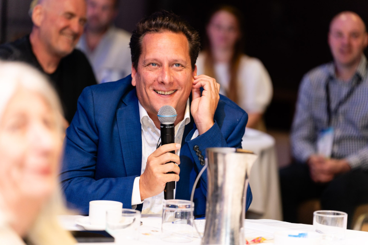 Neil Felton, Director Ejecutivo de Fespa, recibe el premio Girls Who Print Ally