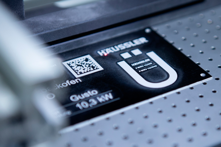 Marcado de placas de caracter&iacute;sticas en una panader&iacute;a industrial con cab