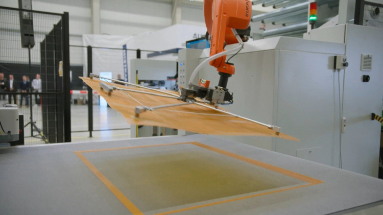 Allstein Robotics transfiere las placas cortadas a la l&iacute;nea de montaje automatizada. (Fuente: Allstein)