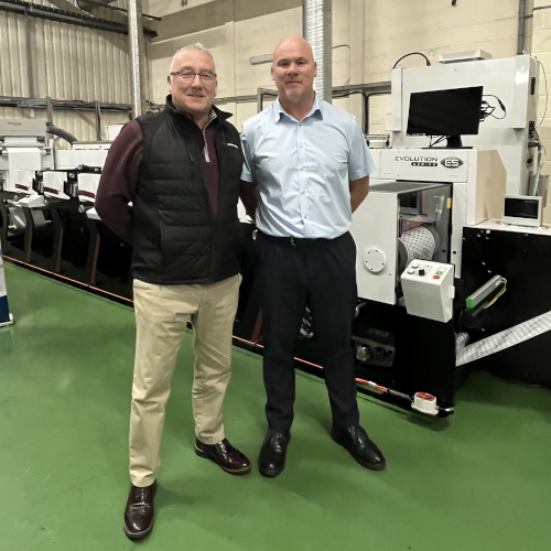 (de izquierda a derecha) Antony Cotton y Stephen Armstrong con la nueva Mark Andy E5 de Viscose Closures para la producci&oacute;n de fundas retr&aacute;ctiles.