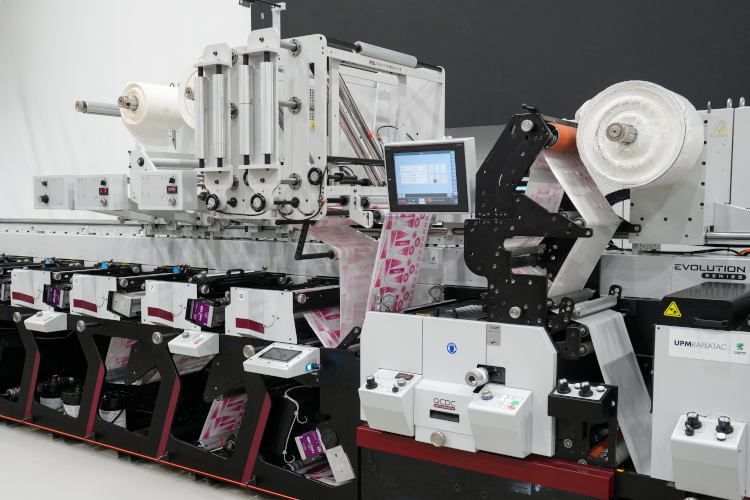 Prensa Mark Andy Evolution Series E5 y etiquetas inteligentes