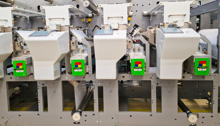 Sistemas UV Ray MaxLED en una prensa flexogr&aacute;fica Bobst M1, refrigerada por aire con un tambor de enfriamiento